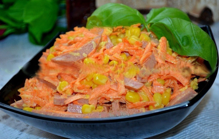 Салат с копчёной колбасой
