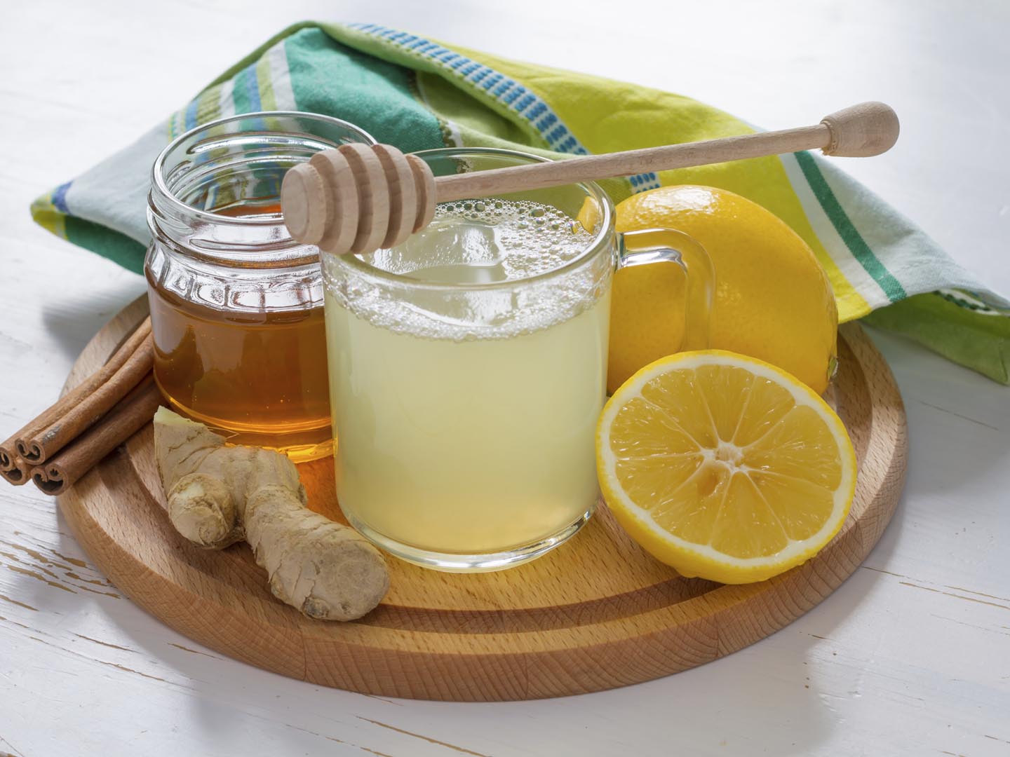 Лимон вода корица сода. Вода с лимоном и медом. Лимонный сок и мед. Мед с лимоном. Мед и лимон напиток.