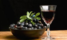 Водка с красной и черноплодной рябиной