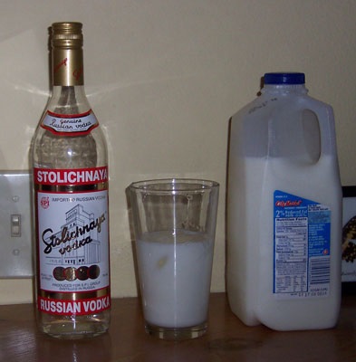 С какой целью водку запивают молоком?