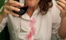 Как отстирать пятно от красного вина