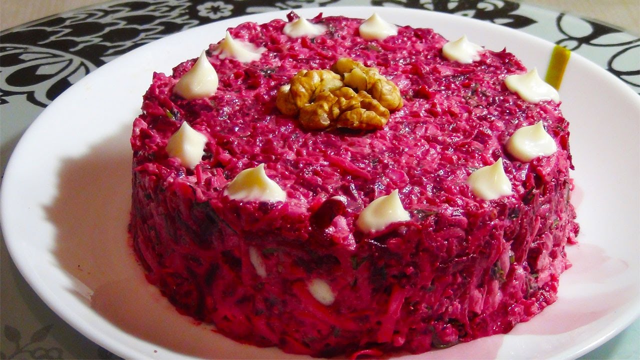 Свекольный салат с сыром, орехами и яйцом