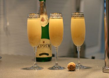 Коктейль шампанское с персиковым соком