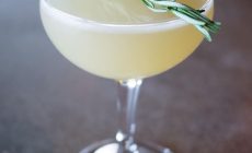 Коктейль розмариново-лимонный леденец (Rosemary Lemon Drop)