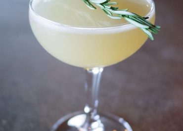 Коктейль розмариново-лимонный леденец (Rosemary Lemon Drop)
