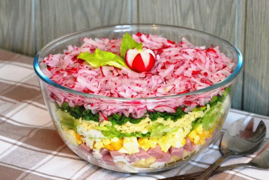 Салат с ветчиной и овощами