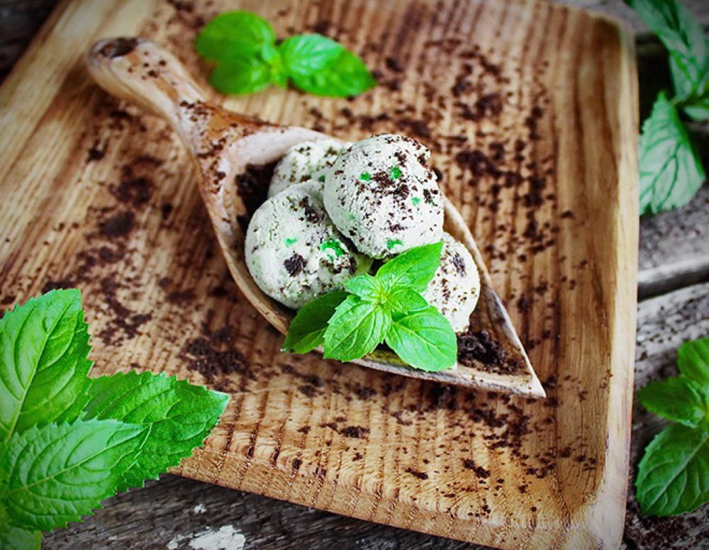 Самый простой рецепт мятного мороженого с шоколадной крошкой