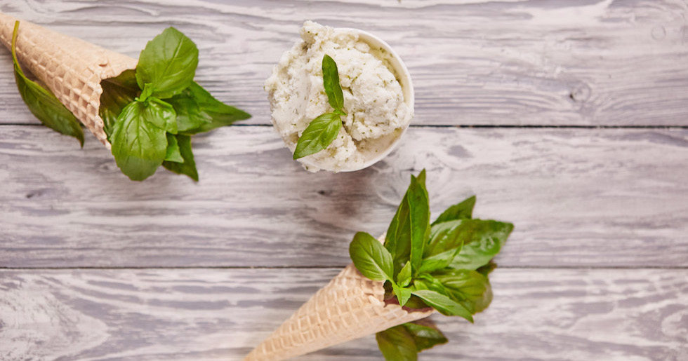 Мороженое с базиликом