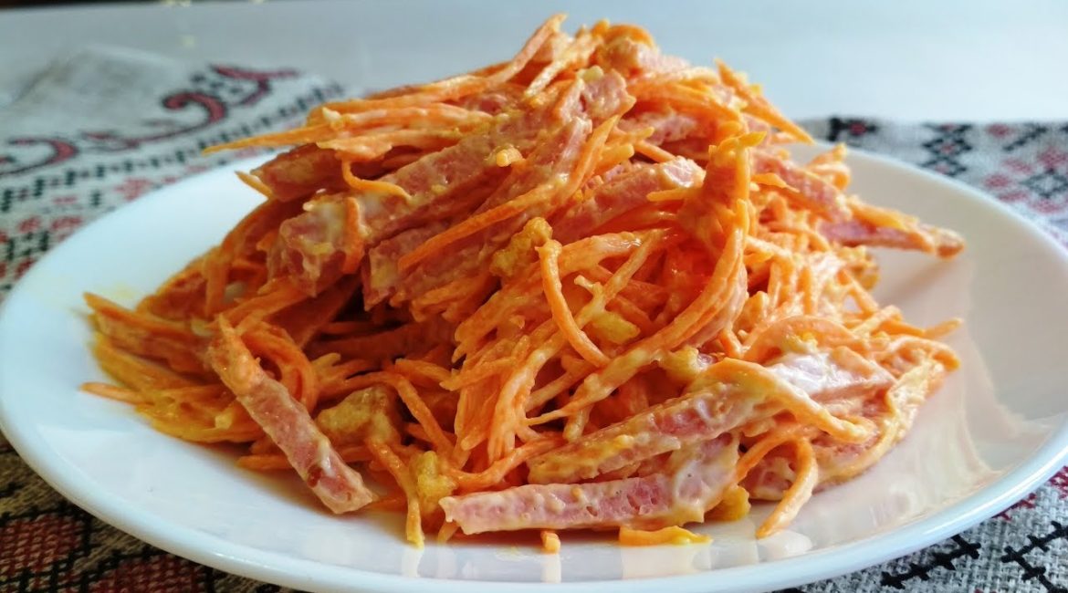 Салат с морковью и копчёной колбасой