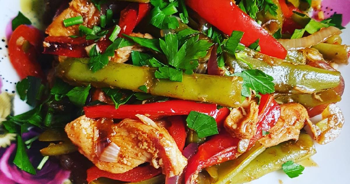 Тёплый салат с курицей, перцем и стручковой фасолью