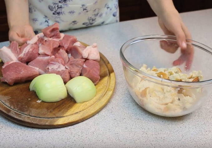 Котлеты с подливкой в духовке – 8 пошаговых рецептов приготовления