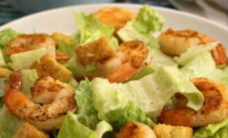 Салат Цезарь с креветками — 10 рецептов в домашних условиях