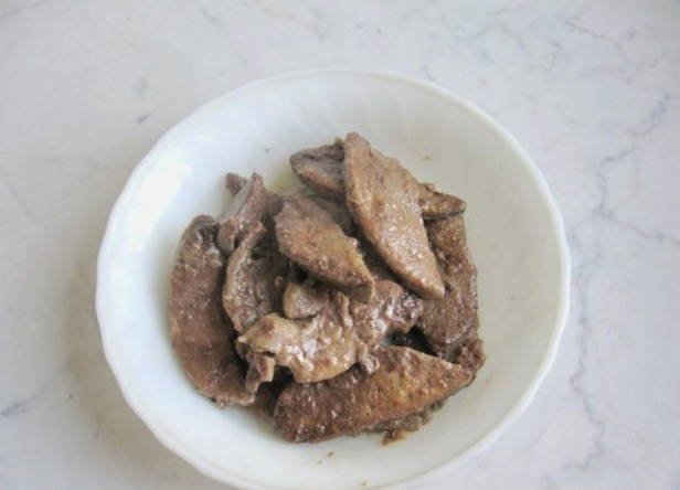 Свиная печень в сметане с луком на сковороде — 4 пошаговых рецепта