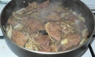 Свиная печень в сметане с луком на сковороде — 4 пошаговых рецепта