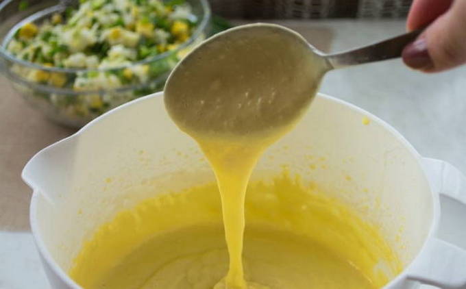 Заливной пирог на кефире с луком и яйцом — 6 рецептов