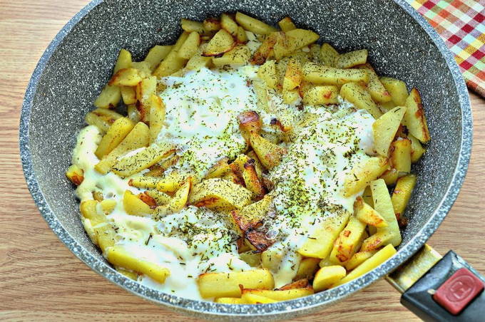 Жареная картошка с луком на сковороде — 10 пошаговых рецептов