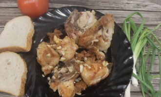 Жареная курица с золотистой корочкой на сковороде — 8 вкусных рецептов