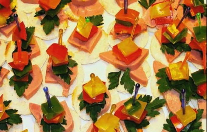 Бутерброды на праздничный стол — 20 простых и вкусных рецептов
