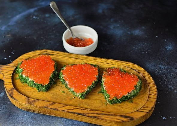Бутерброды с красной икрой — 10 рецептов