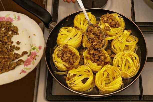Гнезда из макарон с фаршем на сковороде — 7 пошаговых рецептов приготовления