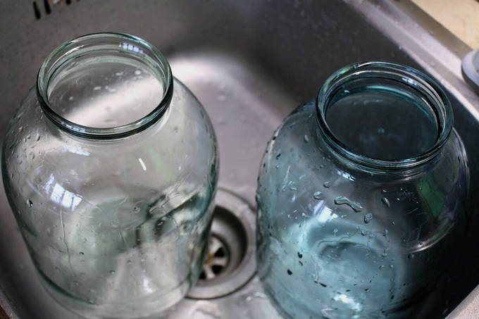 Хрустящие малосольные огурцы холодной водой, рассолом — 5 классических рецептов быстрого приготовления