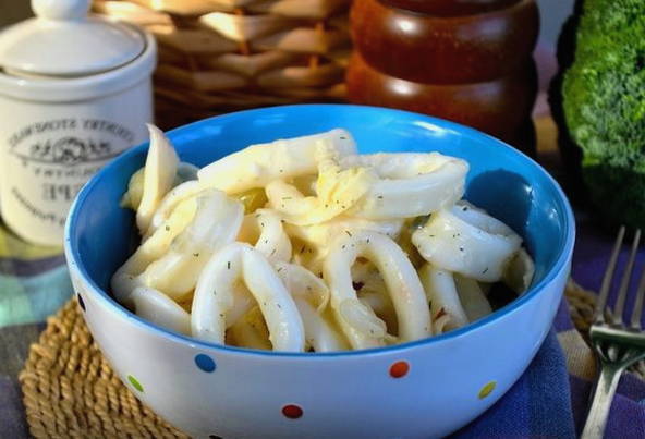 Кальмары в сметанном соусе — 8 рецептов на сковороде, в духовке
