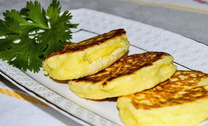 Ленивые хачапури на кефире с сыром на сковороде — 5 быстрых рецептов