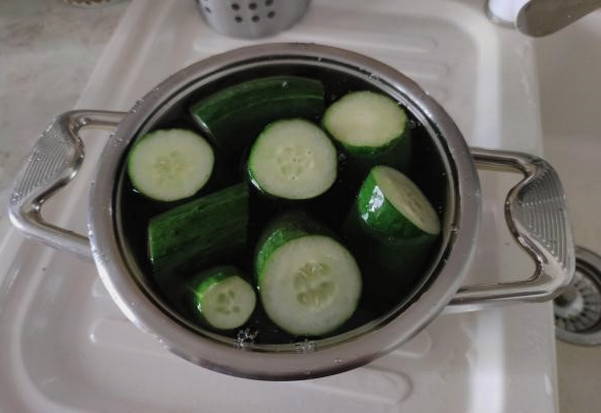 Малосольные огурцы с зеленью и чесноком быстрого приготовления – 8 пошаговых рецептов