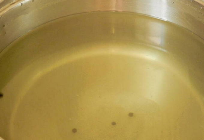 Малосольные огурцы в кастрюле с горячим рассолом – 7 классических рецептов быстрого приготовления