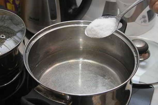 Малосольные огурцы в кастрюле с горячим рассолом – 7 классических рецептов быстрого приготовления