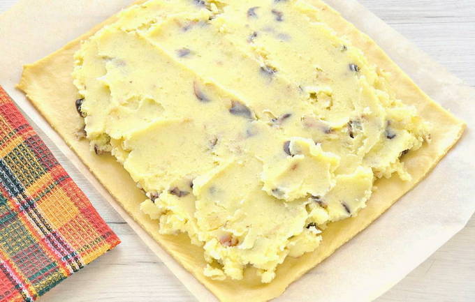 Пирог с картошкой — 10 пошаговых рецептов в духовке