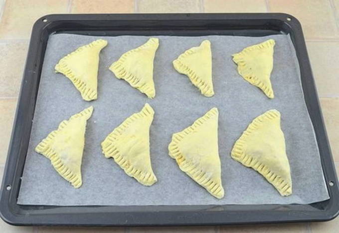 Пирожки из слоеного теста в духовке