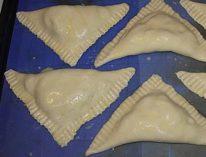 Пирожки из слоеного теста в духовке