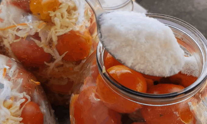 Помидоры в снегу с чесноком — 10 самых вкусных рецептов на зиму