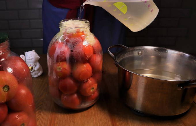 Помидоры в снегу с чесноком — 10 самых вкусных рецептов на зиму