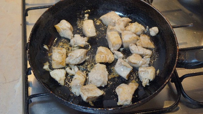 Салат Цезарь с курицей и сухариками — 10 простых рецептов
