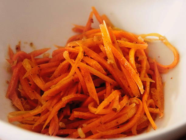 Салат из курицы, фасоли и корейской моркови