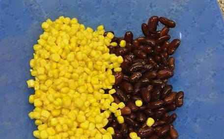 Салат из курицы, фасоли и корейской моркови