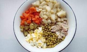 Салат Оливье с курицей – 6 пошаговых рецептов приготовления