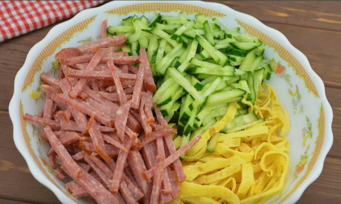 Салат с яичными блинчиками и колбасой