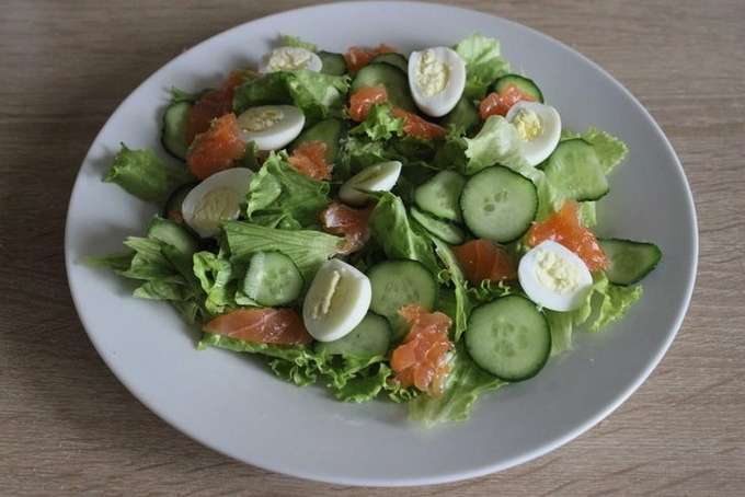 Салат с красной рыбой — 10 простых рецептов