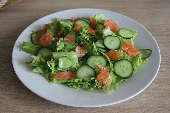 Салат с красной рыбой — 10 простых рецептов