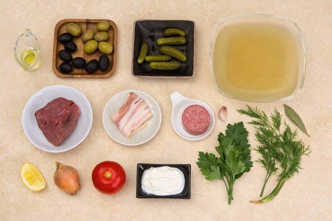 Солянка с колбасой, лимоном и маслинами – 4 пошаговых рецептов мясной сборной солянки