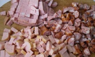 Солянка с колбасой, лимоном и маслинами – 4 пошаговых рецептов мясной сборной солянки