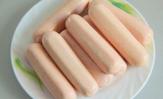 Сосиски в слоеном тесте в духовке — 8 пошаговых рецептов приготовления