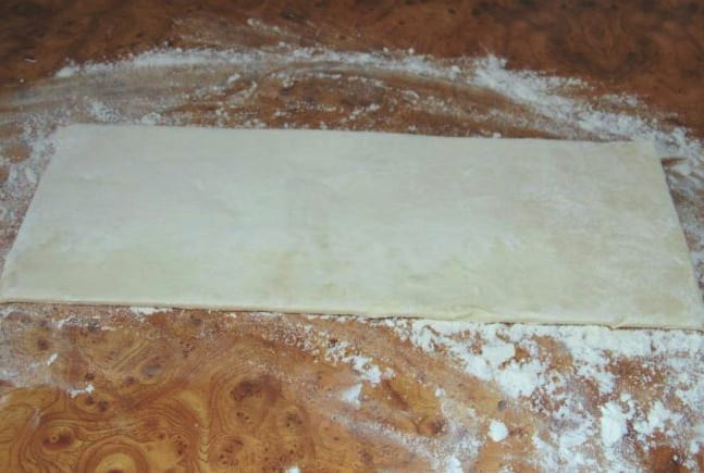 Сосиски в слоеном тесте в духовке — 8 пошаговых рецептов приготовления