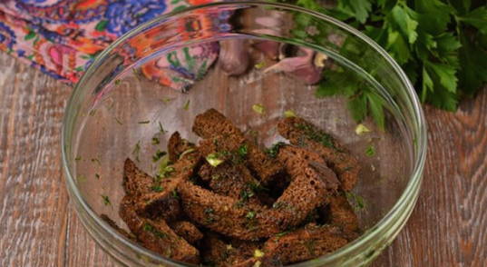 Гренки с чесноком — 8 рецептов гренок из черного хлеба