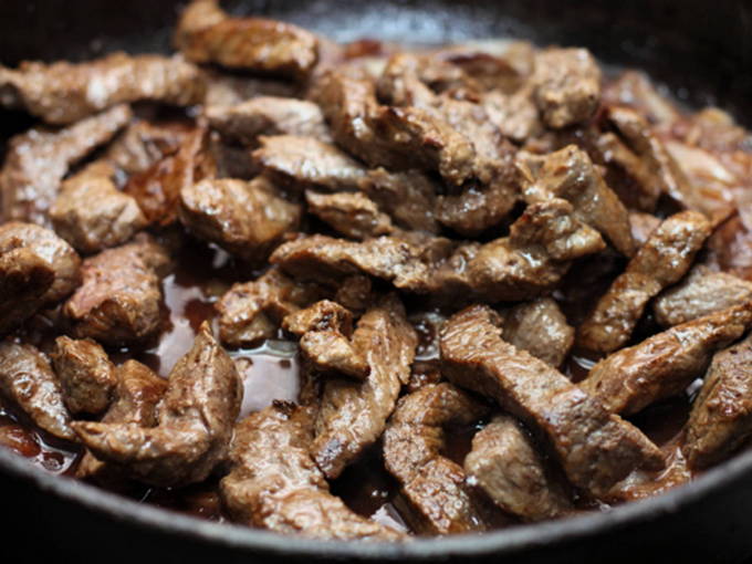 Гуляш из говядины с подливкой классический — 10 вкусных рецептов
