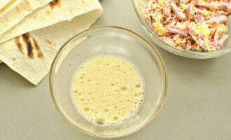 Конвертики из лаваша — 10 рецептов на сковороде с разными начинками