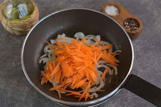 Куриная печень с луком и морковью на сковороде